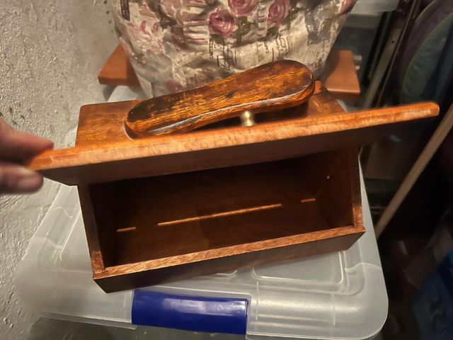 Caja de madera para limpiar zapatos