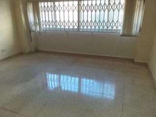 Local comercial en venta en Joc de la Bola - Camps d'Esports - Ciutat Jardí - Montcada en Lleida