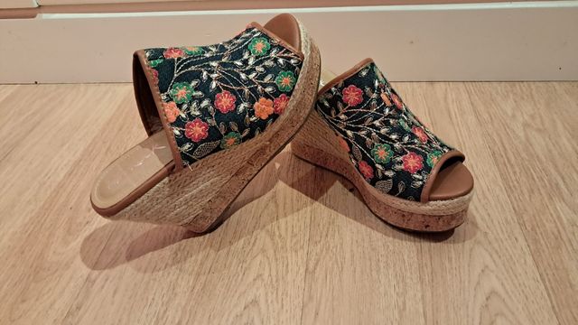 Ideales zuecos de esparto y bordados