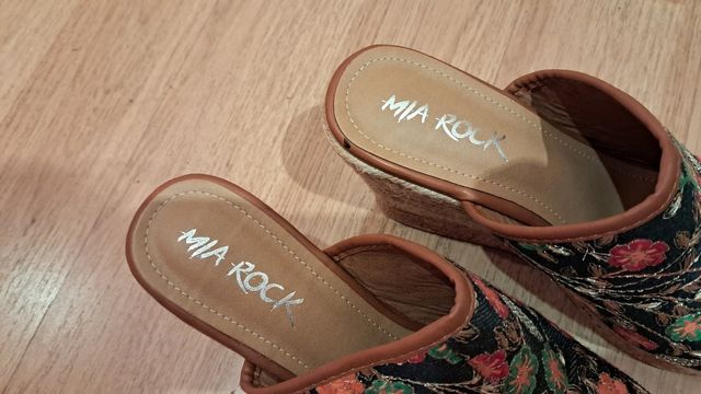 Ideales zuecos de esparto y bordados