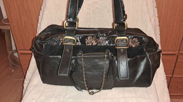 Espectacular bolso de piel de Luana