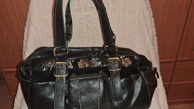 Espectacular bolso de piel de Luana