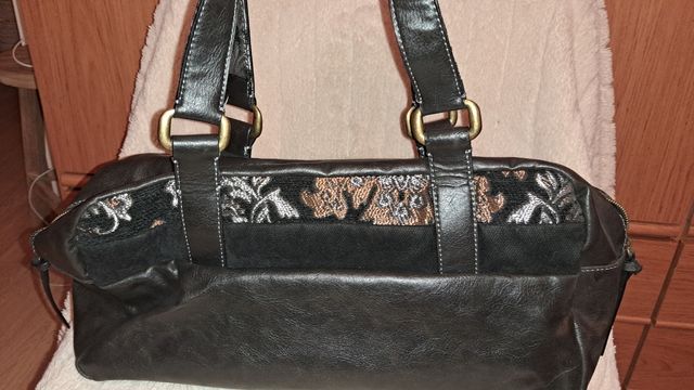 Espectacular bolso de piel de Luana