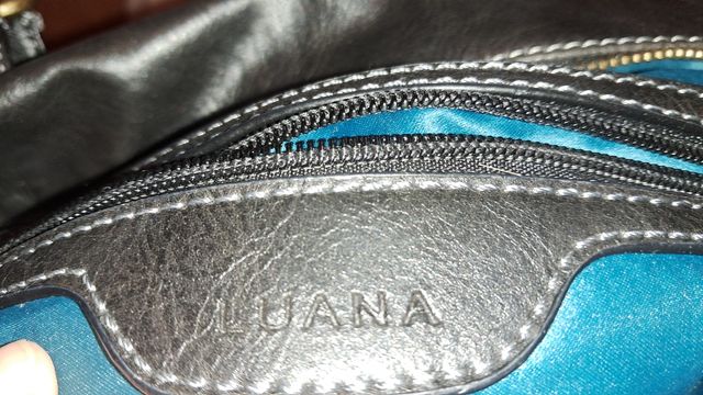 Espectacular bolso de piel de Luana