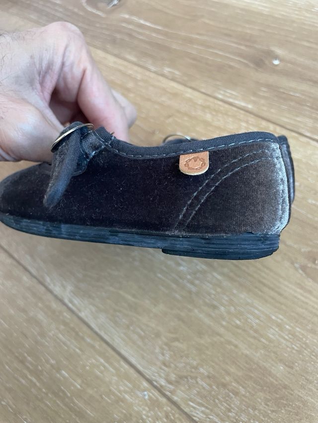 Merceditas La Cadena terciopelo gris talla 23