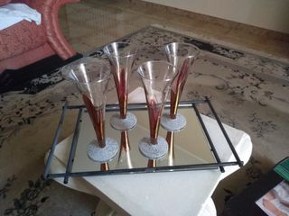 Vassoio a specchio con bicchieri eleganti