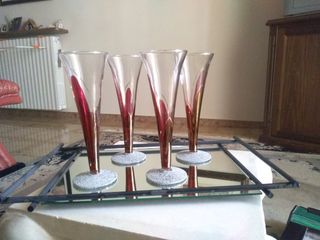 Vassoio a specchio con bicchieri eleganti