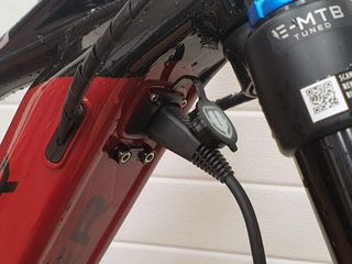 Tapa cargador Mondraker Blanco Tornillos de Color