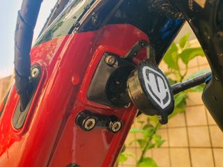 Tapa cargador Mondraker Blanco Tornillos de Color