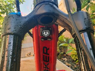 Tapa cargador Mondraker Blanco Tornillos de Color