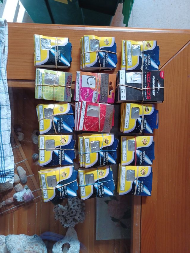 Lote 65 paquetes anzuelos empatillados varios.