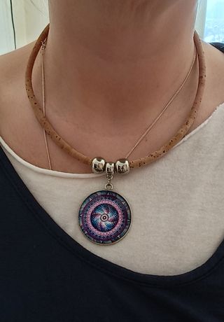Collar cristal y corcho.