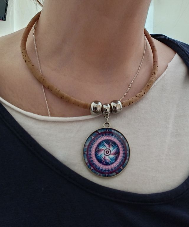 Collar cristal y corcho.