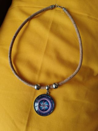 Collar cristal y corcho.