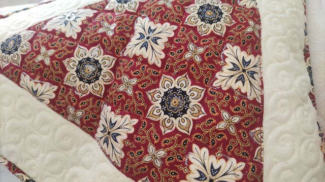 Cuscino triangolare indonesiano