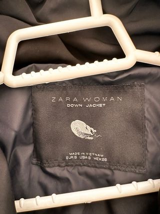 Plumas mujer negro entallado de Zara