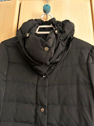 Plumas mujer negro entallado de Zara
