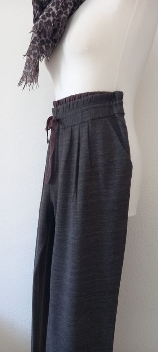 Pantalón chino y pañuelo animal print