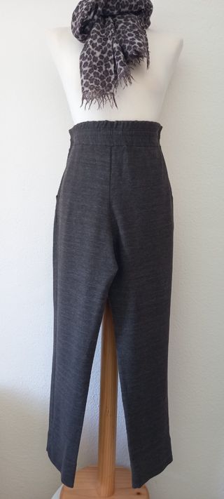 Pantalón chino y pañuelo animal print