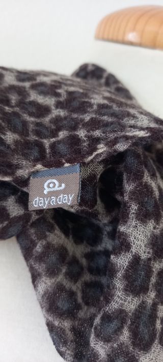 Pantalón chino y pañuelo animal print