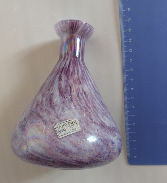 Vasetto in vetro, h cm 16, toni del viola-bianco.