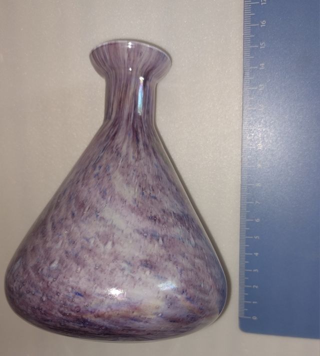 Vasetto in vetro, h cm 16, toni del viola-bianco.