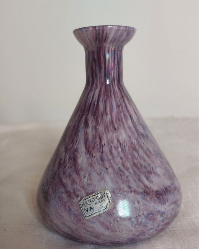 Vasetto in vetro, h cm 16, toni del viola-bianco.