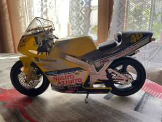 Moto a escala 1/10 Valentino Rossi 2000