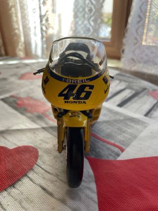 Moto a escala 1/10 Valentino Rossi 2000