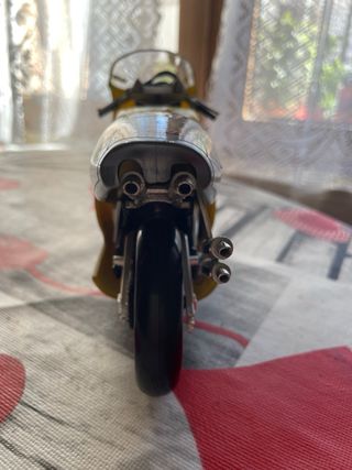 Moto a escala 1/10 Valentino Rossi 2000