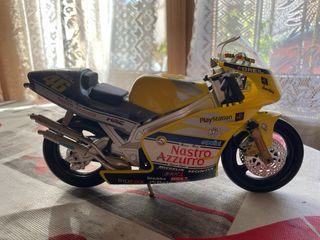 Moto a escala 1/10 Valentino Rossi 2000