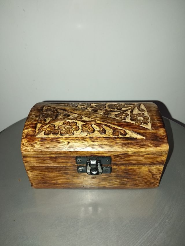 Caja de madera hecha a mano