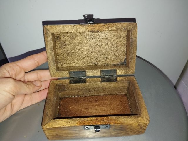 Caja de madera hecha a mano