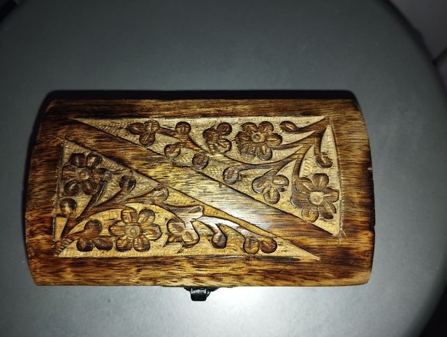 Caja de madera hecha a mano