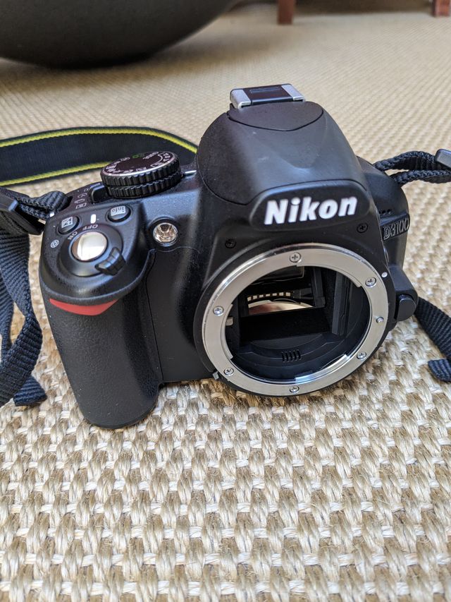 Cámara réflex Nikon con lente 18-55mm