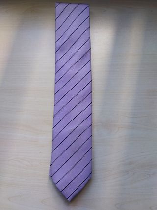 Corbata lila a rayas