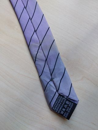 Corbata lila a rayas