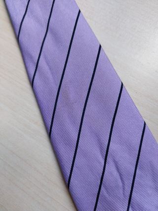 Corbata lila a rayas
