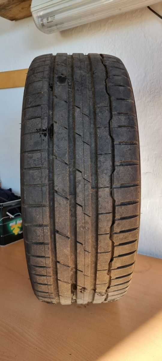Neumático Hankook 215/45ZR18