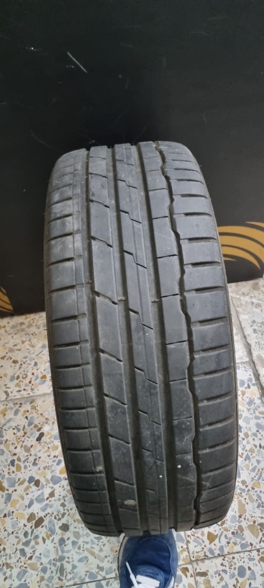 Neumático Hankook 215/45ZR18
