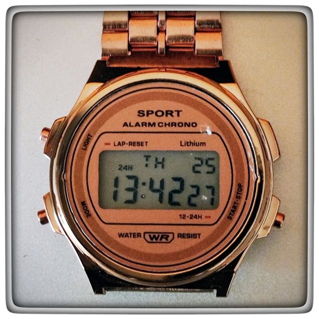 RELOJ DIGITAL COLOR ORO ROSA