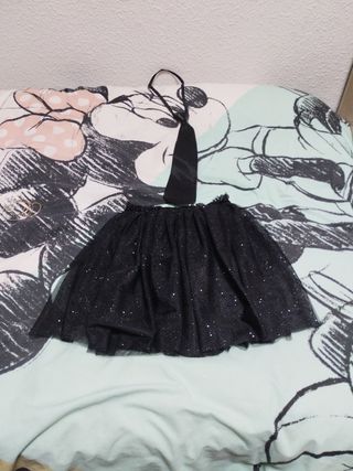 Falda de brillo y corbata 