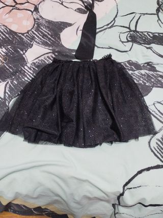 Falda de brillo y corbata 