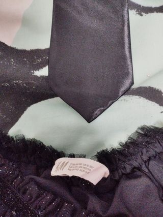 Falda de brillo y corbata 
