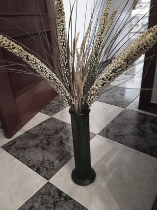 Cuadro i bandeja i un jarrón el cuadro ,,