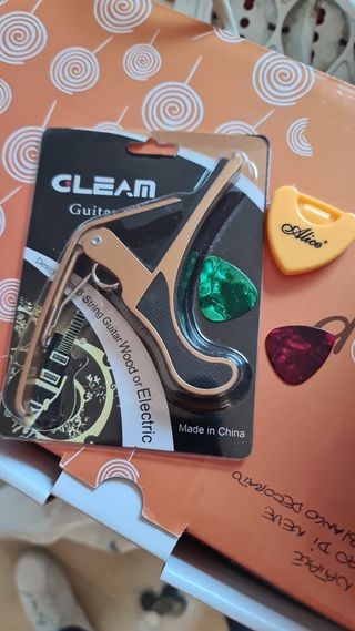 10 pacchi di corde per chitarra classica + regali