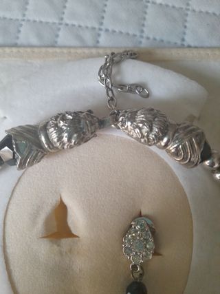 Juego de collar y pendientes.