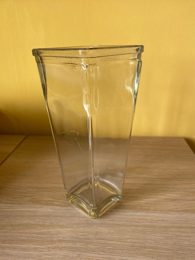 Vaso in vetro moderno forma trapezoidale