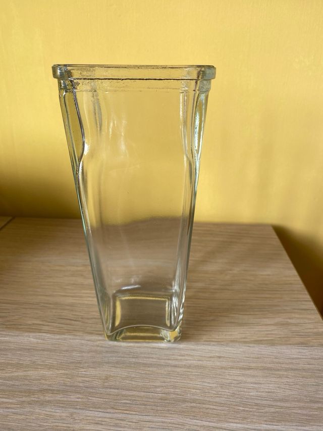 Vaso in vetro moderno forma trapezoidale