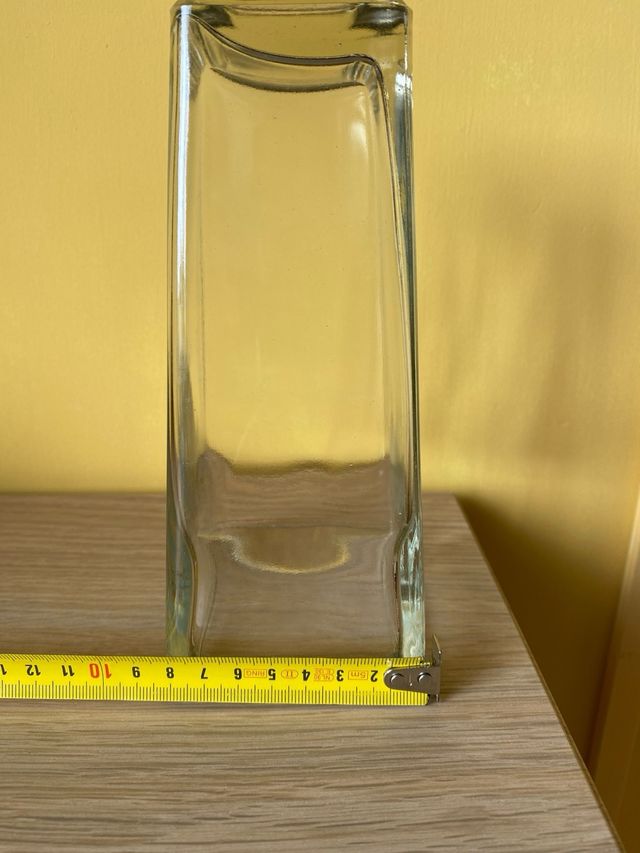 Vaso in vetro moderno forma trapezoidale